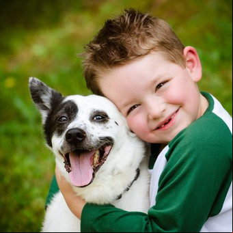 Por qué los niños que conviven con perros tienen ventaja sobre el resto