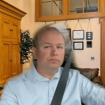 Descubren a un senador manejando mientras debatía por Zoom sanciones contra la distracción al volante