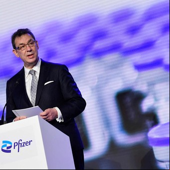 El CEO de Pfizer asegura que el COVID seguirá durante muchos años