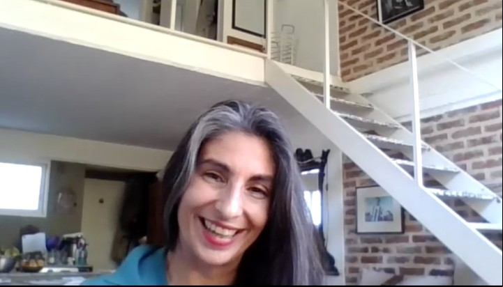 "Me gusta mucho estar conmigo", ite Carolina, desde su casa en Buenos Aires. Foto Captura Zoom