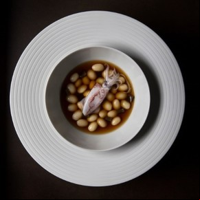 Chipirones, porotos y consomé de cerdo