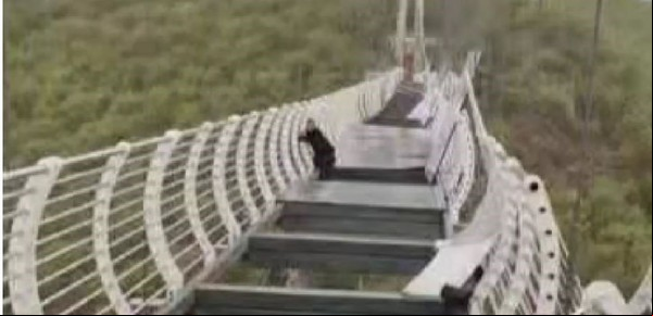 El momento de terror de un hombre en un puente de cristal