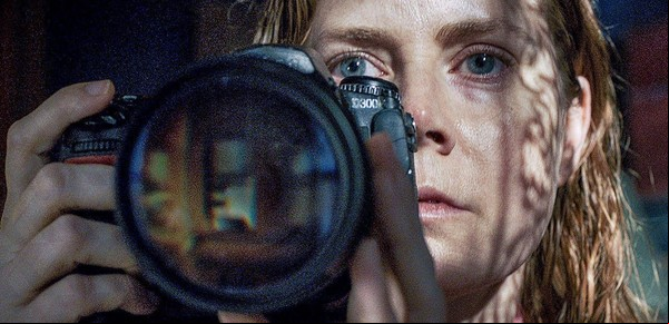 En Netflix, La mujer en la ventana le debe a Hitchcock, pero no le paga