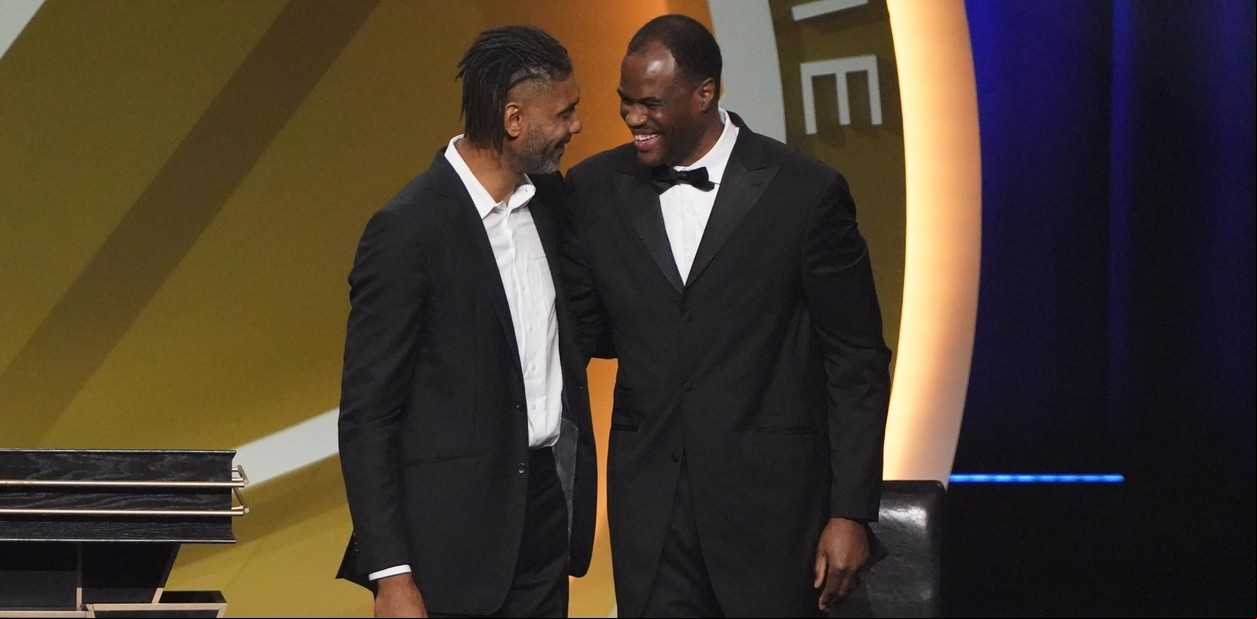 Tim Duncan junto al hombre con el que conformó la dupla conocida como "Las Torres Gemelas" de San Antonio: el "Almirante" David Robinson. Foto Reuters