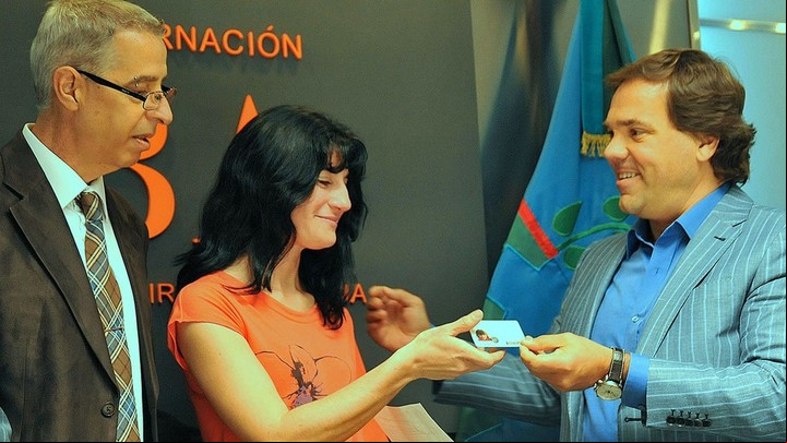 Gabriela Mansilla en 2013, recibiendo el documento de su hija Luana.