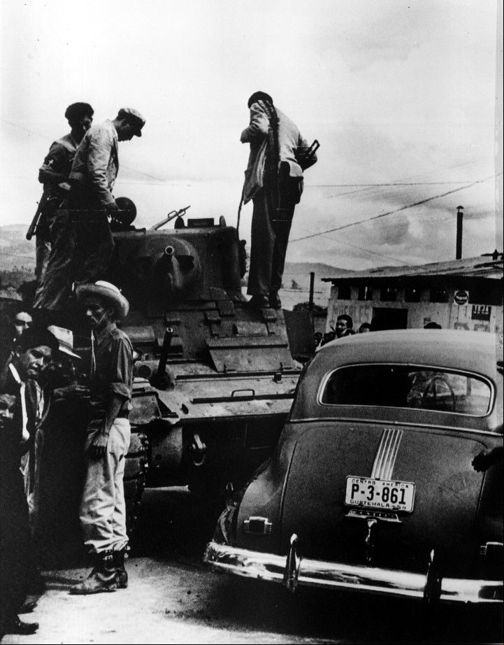 Tropas rebeldes en las calles de Guatemala, en 1954, cuando fue derrocado el presidente Jacobo Árbenz.