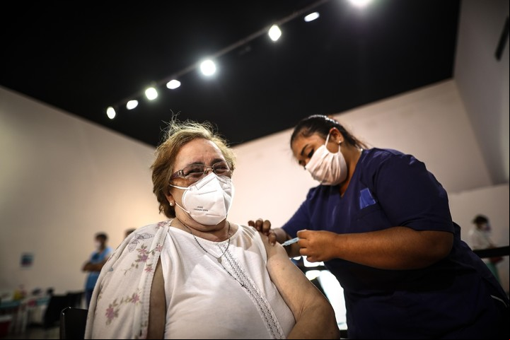 La vacuna antigripal no reemplaza en absoluto a la anticovid. Foto EFE/ Juan Ignacio Roncoroni