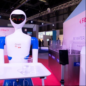Desinfectar un avión o servir cervezas en la piscina: los robots ganan terreno en el mundo del turismo
