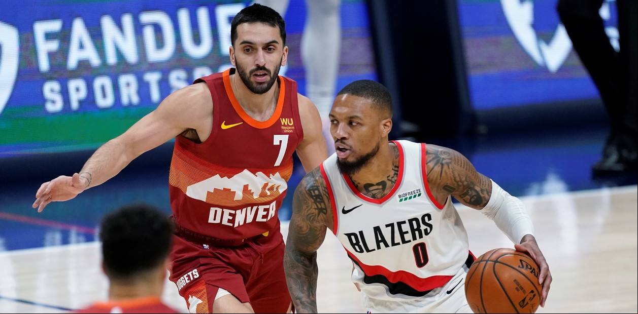 Damian Lillard, con Campazzo detrás. Ha sido uno de los marcadores que más le costó superar. Foto AP Photo/David Zalubowski