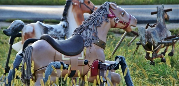 Ponyhenge: qué secretos esconden los misteriosos caballos de juguete que se multiplican y reordenan