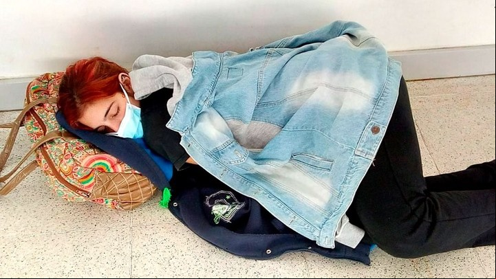 La imagen de Lara Arreguiz, acostada en el piso del hospital Iturraspe de Santa Fe. Tenía 22 años.