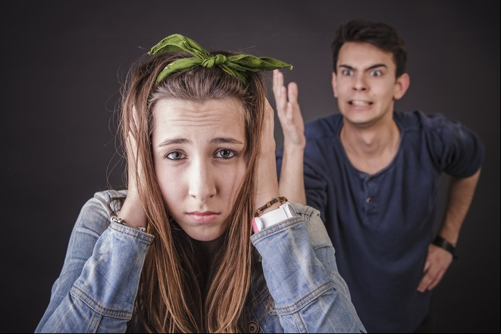 Quien ejerce gaslighting descalifica sistemáticamente la percepción de la realidad de una persona para intentar controlarla. Foto ilustración Shutterstock