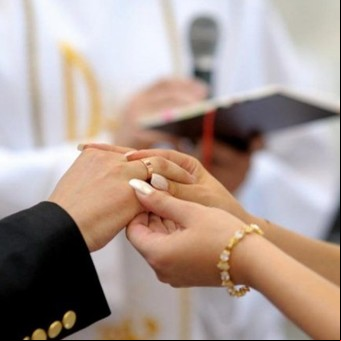 La novia murió durante su boda y su hermana la reemplazó y se casó con el novio