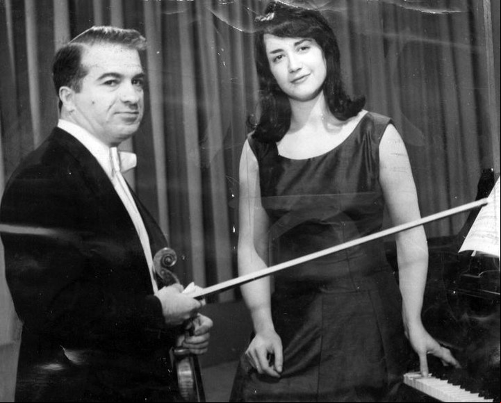 En 1966 Martha Argerich, aquí con el violinista Ruggiero Ricci, con quien compartió una gira por la Unión Soviética en los primeros años '60.