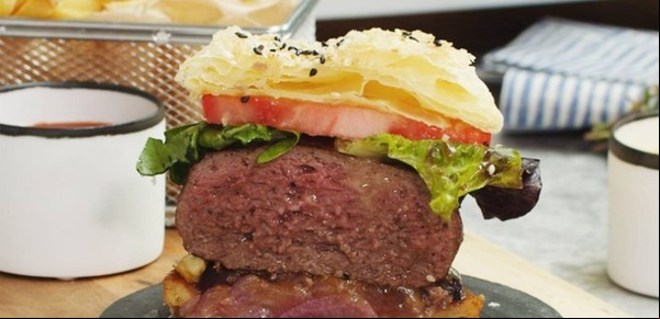 Esta es la hamburguesa "rompe mandíbulas" de Gordon Ramsay, el chef más famoso de la Red