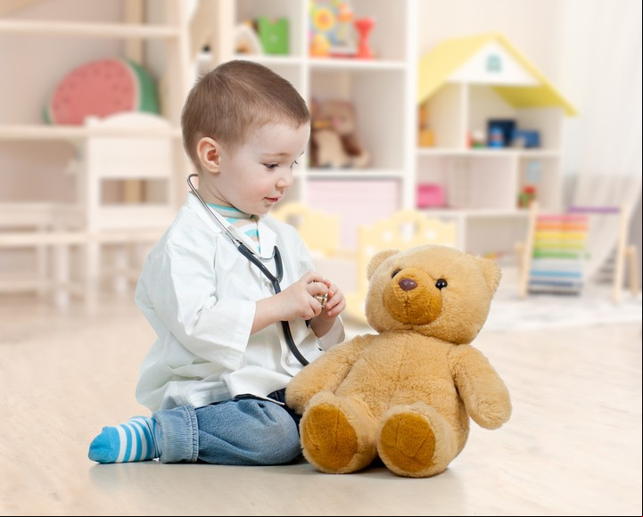Asumir el compromiso de ser más mesurados en la compra de juguetes requiere que mamás y papás nos pongamos de acuerdo. Foto: Shutterstock
