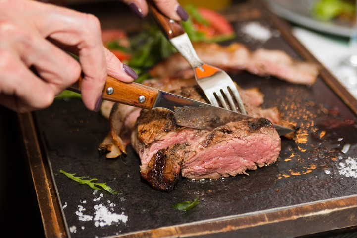 Desde diferentes organizaciones piden reducir el consumo de carne roja y procesadas. Foto Shutterstock.