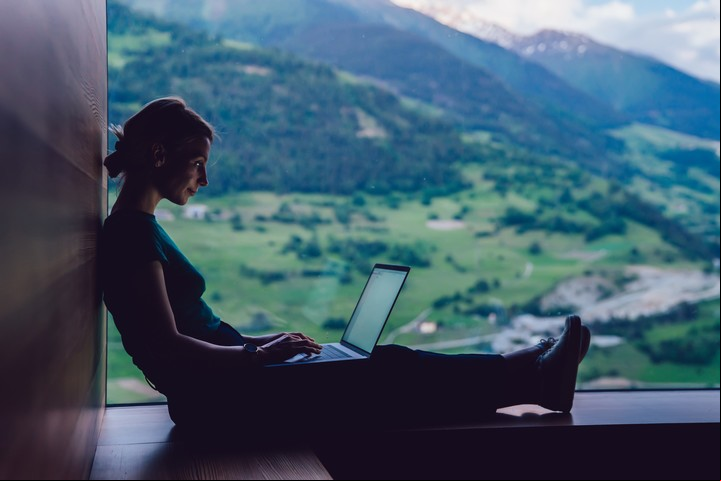 Pueden trabajar en distintos ámbitos de servicios basados en conocimientos como el diseño gráfico. Foto Shutterstock.