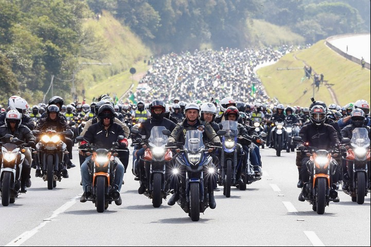 Jair Bolsonaro (c), durante un recorrido en motocicleta con sus seguidores, en San Pablo (Brasil). Foto EFE