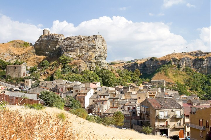 Turistas se acercan a Corleone para hacer fotos frente a casas de reconocidos mafiosos. Foto Shutterstock.