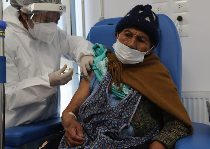 Una mujer recibe la vacuna contra el coronavirus en el Hospital del Sur en El Alto, en Bolivia, semanas atrás. Foto: EFE