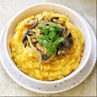 Polenta con vegetales y hongos