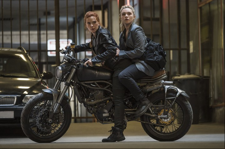 Scarlett Johansson, como Natasha Romanoff, y Florence Pugh, como Yelena Belova, estrenaron su relación fraternal con una pelea para el recuerdo. Foto EFE/ Marvel Studios