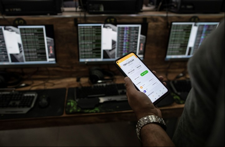 Muchos argentinos se mantienen ajenos al tema, otros tantos eligen invertir en criptomonedas para refugiarse de la inflación local. Foto: EFE.
