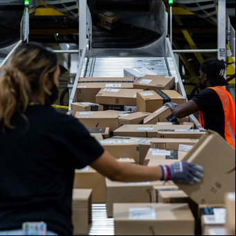 Puerta a puerta y dólar atrasado: qué se puede traer del exterior hasta 60% más barato