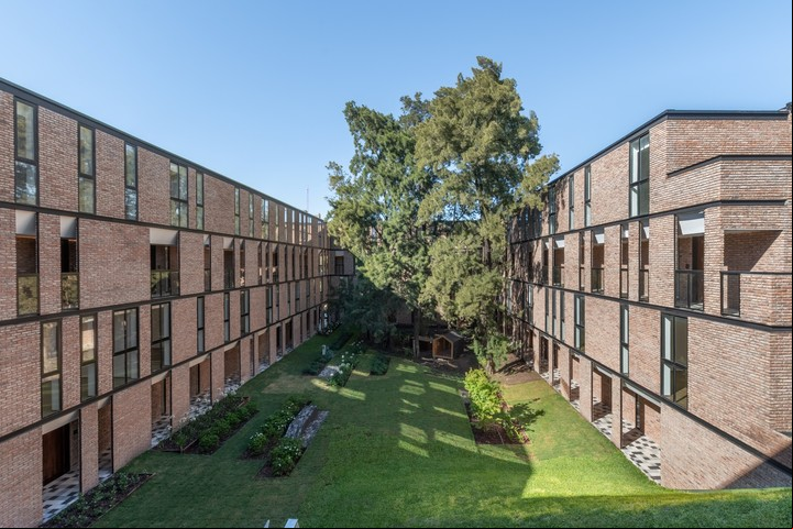 Parque central. El edificio de usos mixtos está ubicado en Moreno y se estructura en forma de claustro.