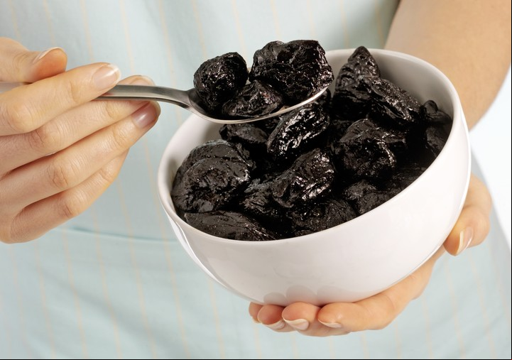 Ciruelas pasas, una buena opción para el desayuno. Foto Shutterstock.