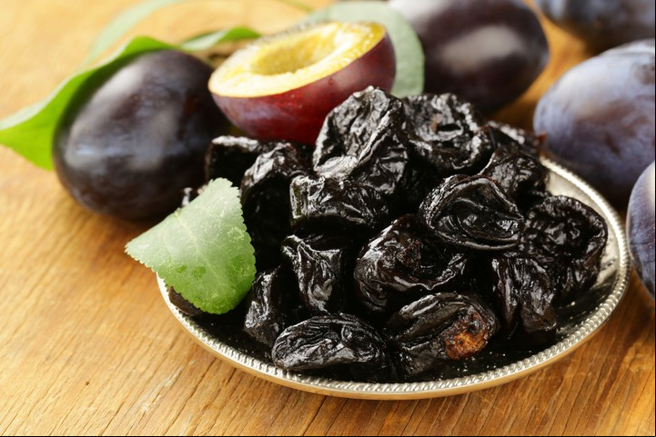 Las ciruelas pasas pueden agregarse a postres o jugos Foto Shutterstock.