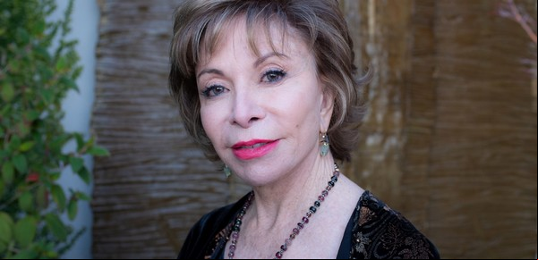 Una mujer que vive 100 años y atraviesa dos pandemias: de qué se trata la nueva novela de Isabel Allende