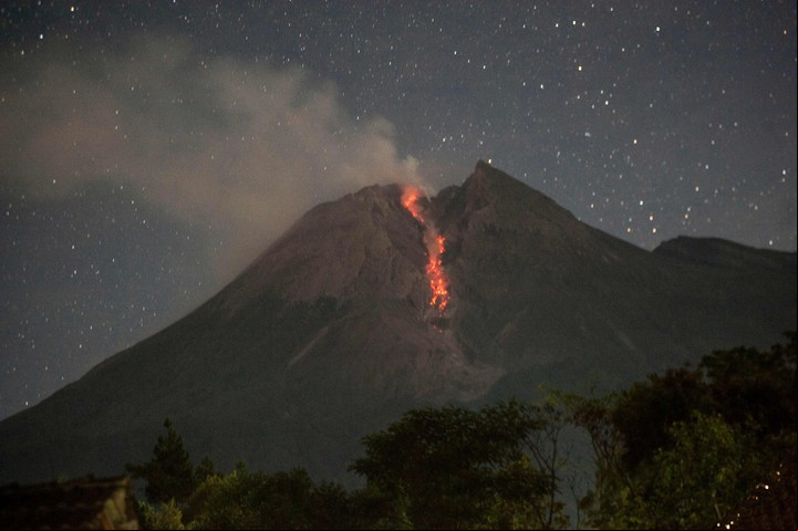 El volcán Mount Merapi en Indonesia en plena erupción (AFP).