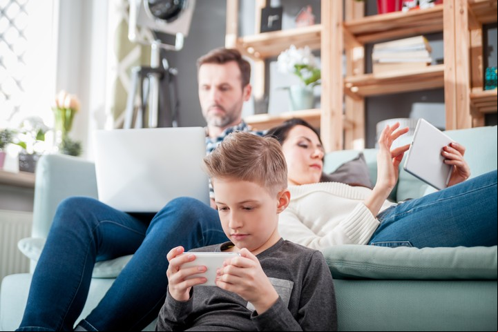 Abstraerse del entorno por estar enfocado en una pantalla tiene nombre: muerte de la proximidad. Foto: Shutterstock.