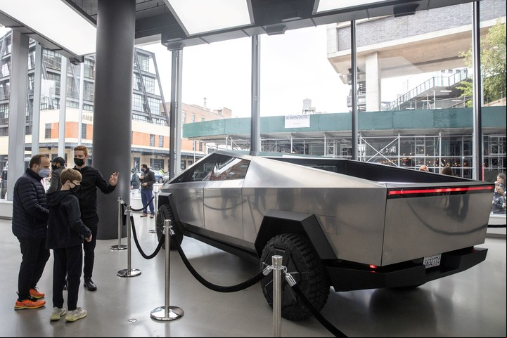 La autonomía máxima es de 547 kilómetros, aunque la marca ofrece una batería adicional para realizar 300 km más. REUTERS/Jeenah Moon