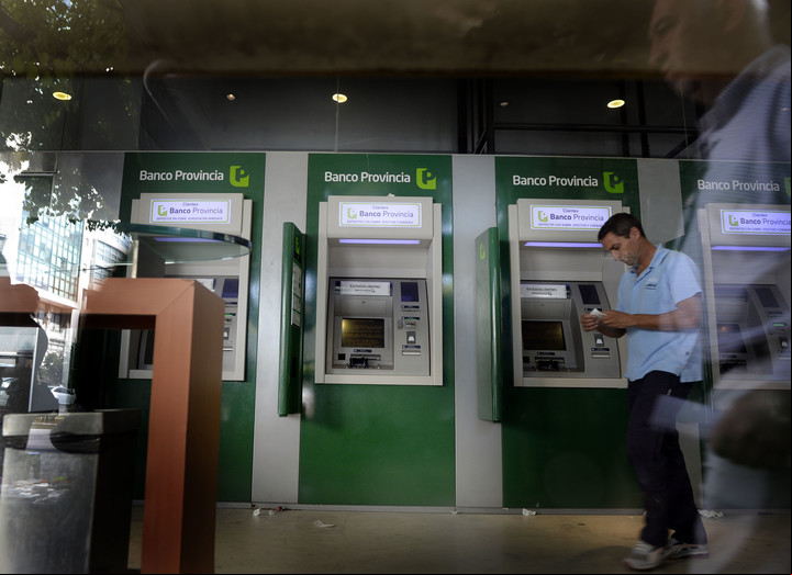 La billetera virtual permite hacer las compras sin necesidad de llevar efectivo, y a menor costo. Foto: Mauricio Nievas / Archivo.
