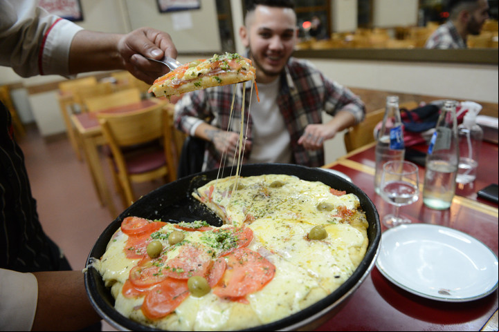 Al molde, un estilo que se impone en las pizzerías del centro. Foto: Emanuel Fernandez