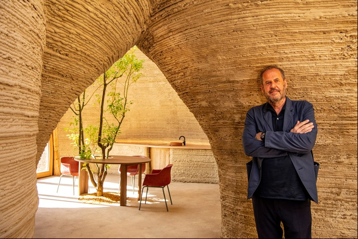 Desarrollo de un prototipo de vivienda con impresión 3D a base de tierra cruda, arquitecto Mario Cucinella.