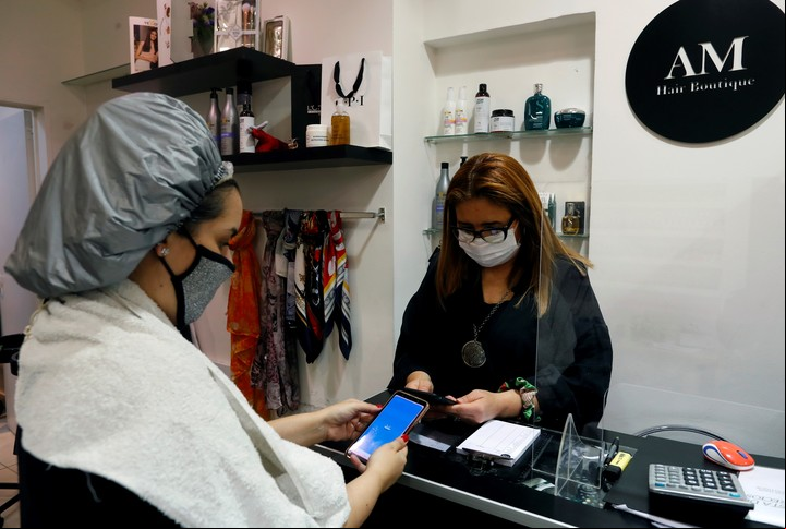 Peluquerías, entre los comercios en los que se puede usar la app de Mercado Pago. Foto: Reuters.