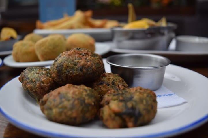 Los buñuelos de acelga de Los Galgos. Foto @losgalgosbar.