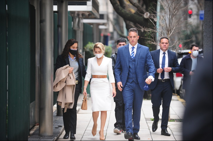 La Primera dama Fabiola Yañez junto al abogado Juan Pablo Frioribello, llegando al juzgado porteño de Palermo. Detrás de ellos, Estanislao Fernandez. Foto Germán García Adrasti.