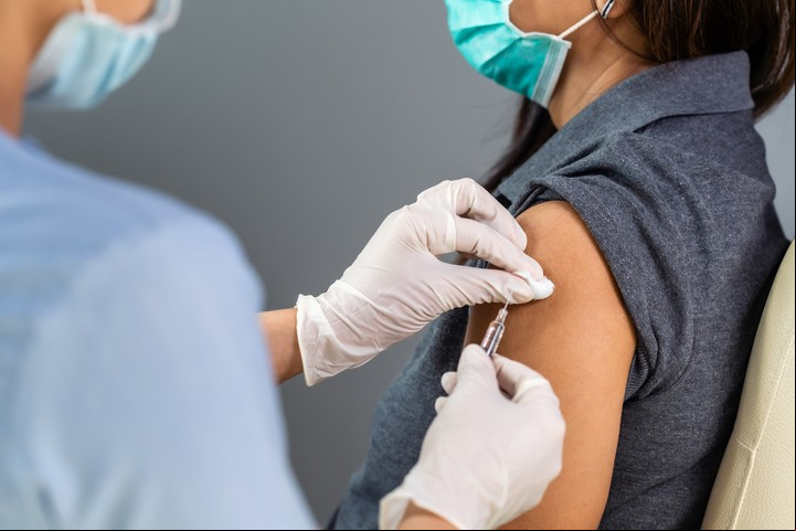Todas las vacunas que se aplican en el país cuentan con pruebas de seguirdad, resalta la AAMR. Foto Shutterstock.