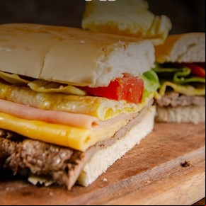Sándwich de lomito argentino