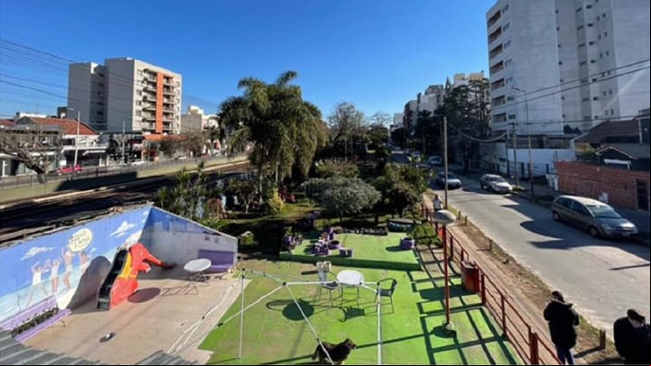 El parque lineal que está junto a las vías, en Haedo, y un grupo de comerciantes y vecinos exigía preservar.