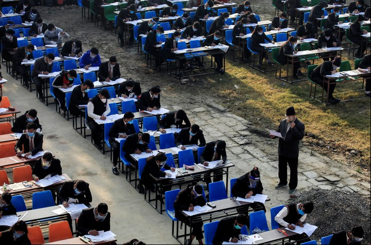 Alumnos en Nepal dando exámen. Foto REUTERS/Navesh Chitrakar .