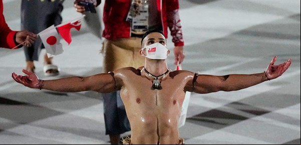 Juegos Olímpicos de Tokio: el abanderado de Tonga volvió a deslumbrar con su físico