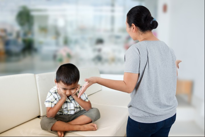 La curiosidad forma parte de las habilidades necesarias para el desarrollo evolutivo del niño. Foto ilustración Shutterstock.