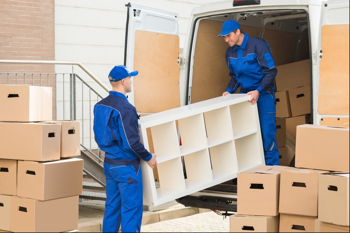 Al contratar un servicio completo, personal de la empresa se encarga de acomodar todo dentro de la nueva casa. Foto: Shutterstock.