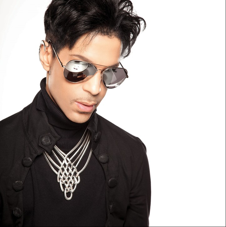 Foto de prensa de Prince de la época en que confeccionó "Welcome 2 America" (2010)
